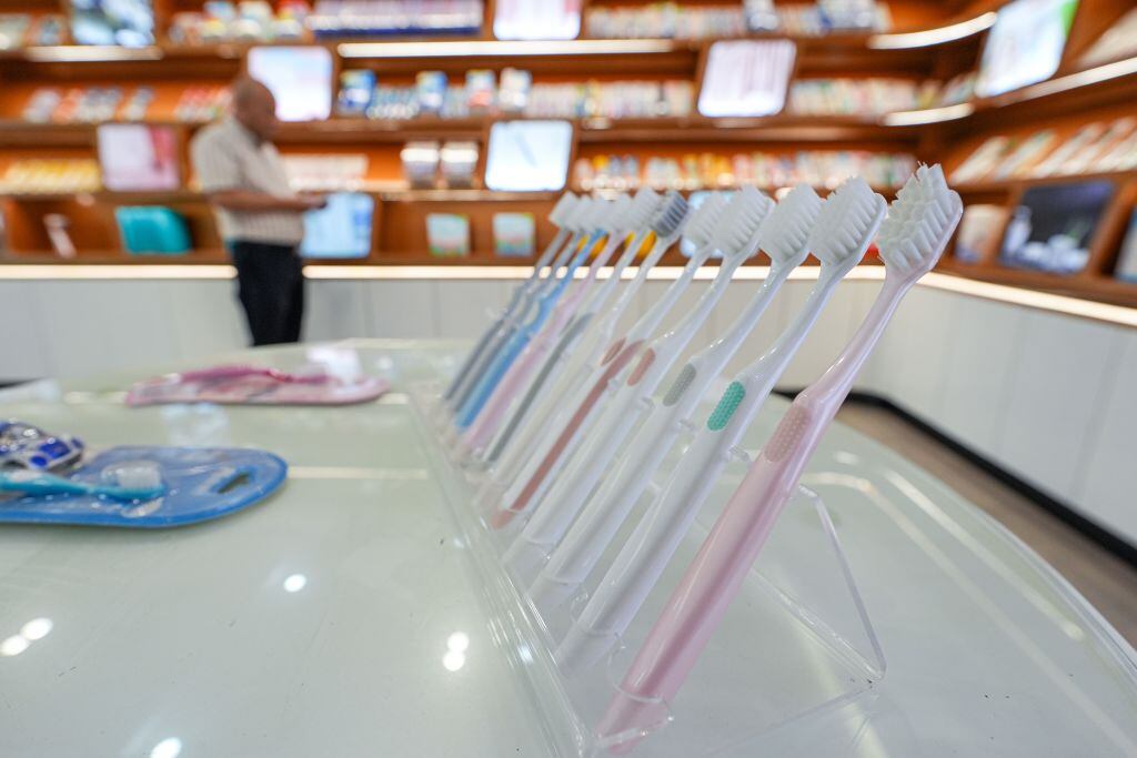Esta foto tomada el 21 de junio de 2024 muestra cepillos de dientes en una sala de exposiciones de Yangzhou Sanfeng BRUSH Co., Ltd. en el municipio de Hangji de la ciudad de Yangzhou, provincia de Jiangsu, en el este de China