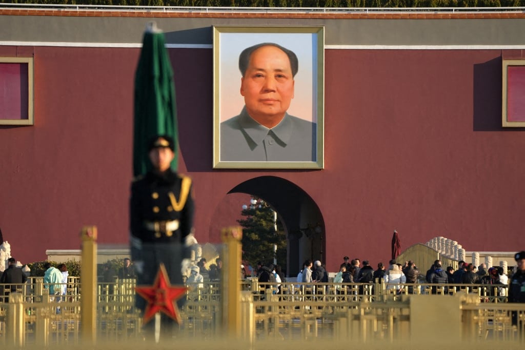 PEKÍN, CHINA – 9 DE MARZO: Vista general de la Puerta de Tiananmén, con el retrato de Mao Zedong, en la plaza de Tiananmén, durante la celebración de la sesión parlamentaria anual de la Asamblea Popular Nacional (APN) de China en Pekín, el 9 de marzo de 2026. Stringer / Anadolu (Foto de Anadolu vía AFP)
