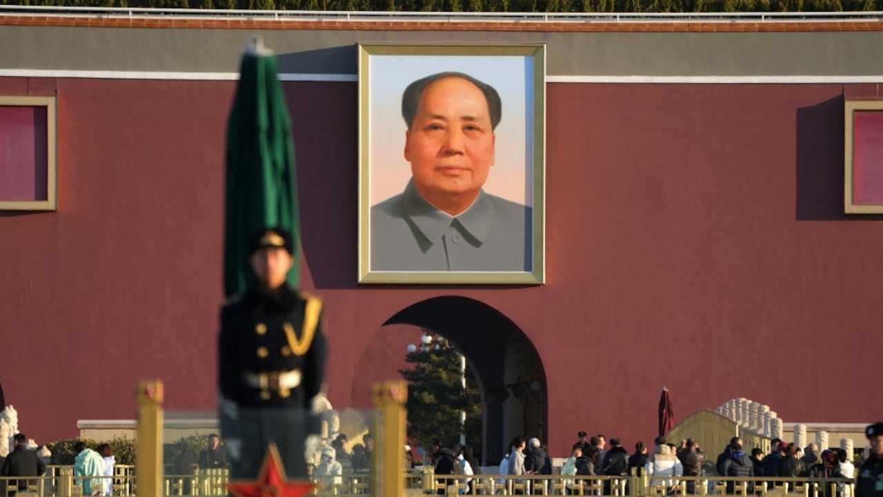 Vista general de la Puerta de Tiananmén, con el retrato de Mao Zedong, en la plaza de Tiananmén, en Pekín, el 9 de marzo de 2026. Foto de Anadolu vía AFP)