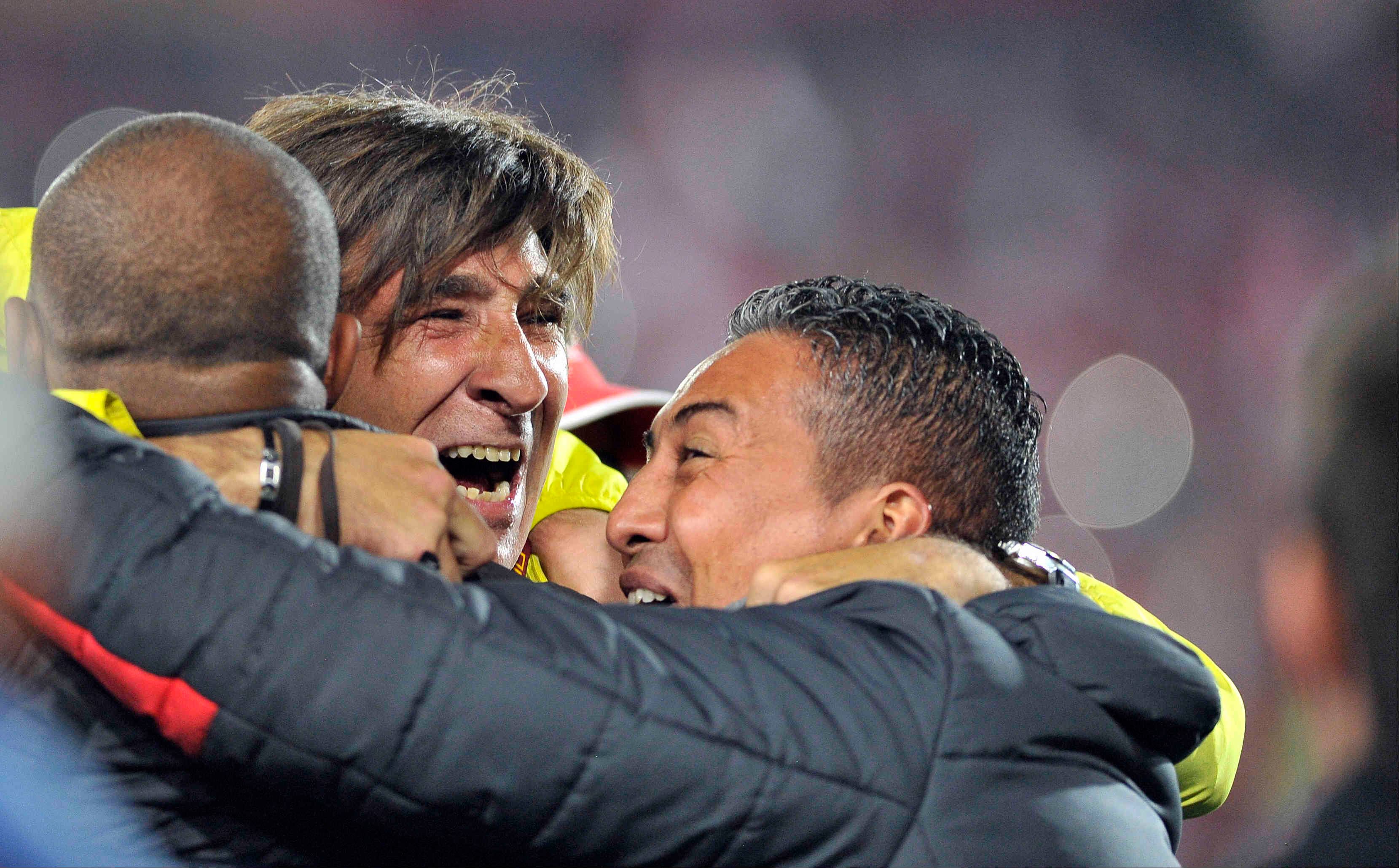 El técnico de Santa Fe, Gustavo Costas, celebra la novena estrella de su equipo tras proclamarse campeón del torneo clausura 2016 del fútbol profesional colombiano, el domingo 18 de diciembre de 2016, en el Campín, en Bogotá, luego de vencer al Tolima 1-0 con un gol de Héctor Urrego.