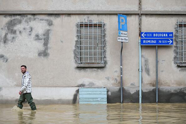En total, 23 municipios se han visto afectados por las fuertes precipitaciones. Las autoridades siguen alertas en localidades como Bolonia, donde recomendaron a la población evitar los desplazamientos innecesarios y desalojar pisos bajos en zonas potencialmente inundables.  (Photo by Piero Cruciatti/Anadolu Agency via Getty Images)