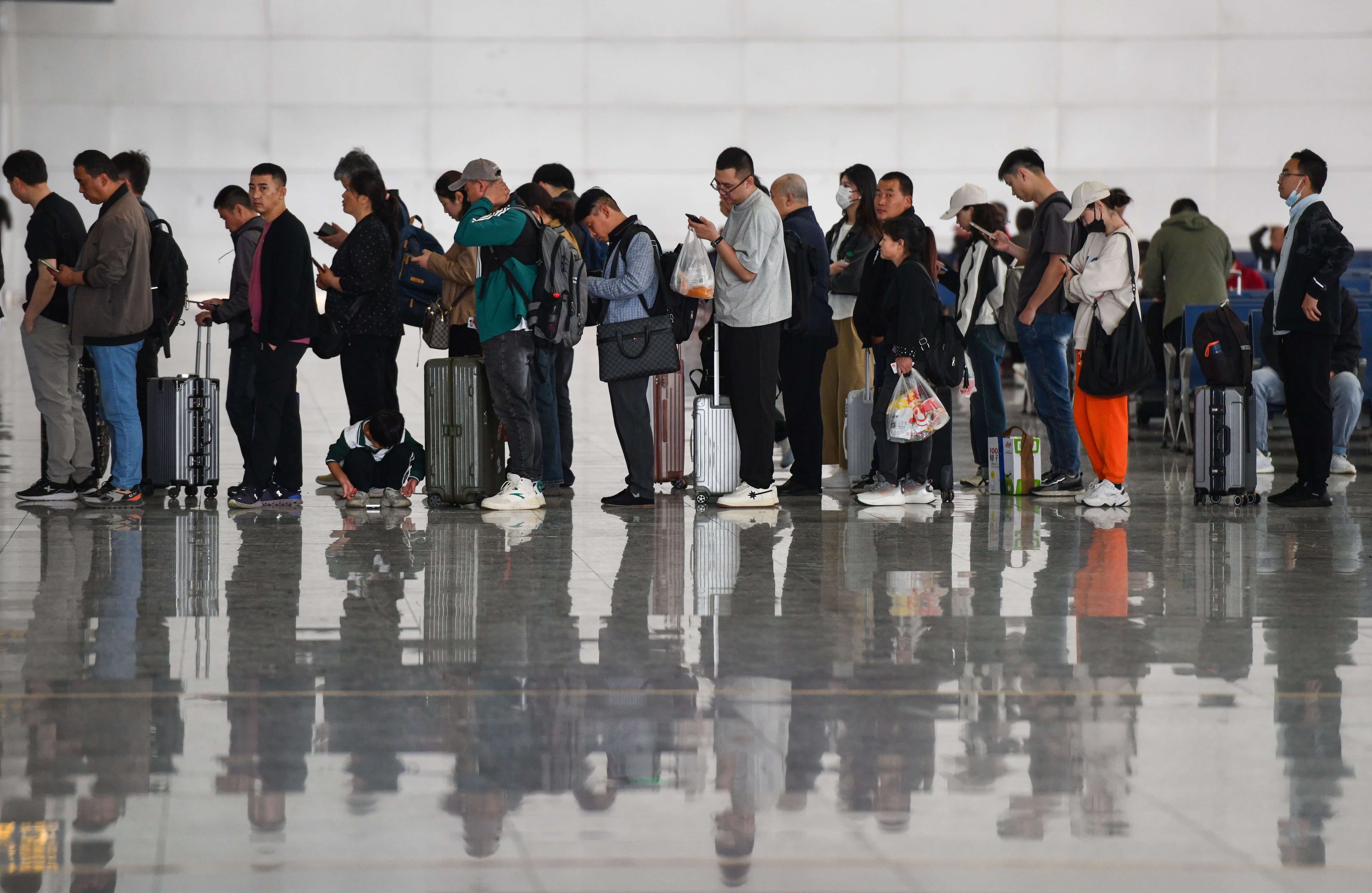 Los pasajeros esperan para registrarse  a un vuelo. Imagen de referencia