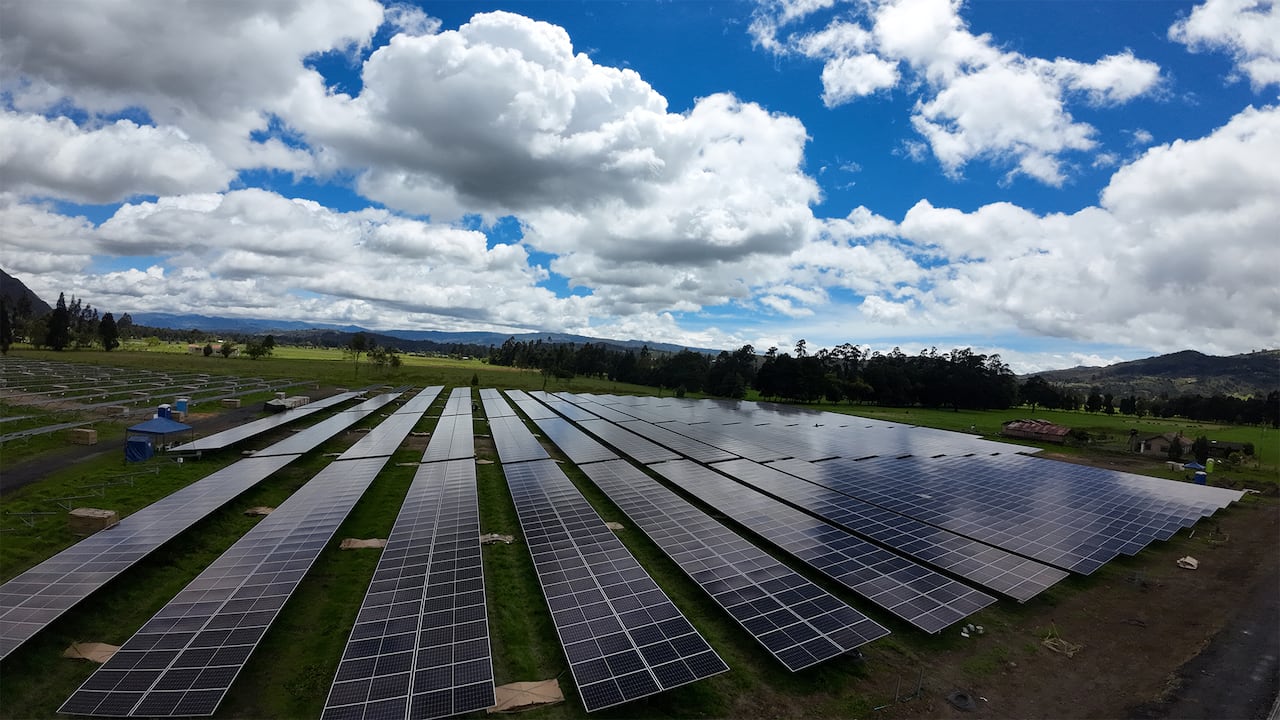 La generación de energía solar fotovoltaica en Guachetá, Cundinamarca, es una realidad que arrancó con la construcción de dos parques solares, que se estima iniciarán operaciones a finales de agosto de este año.