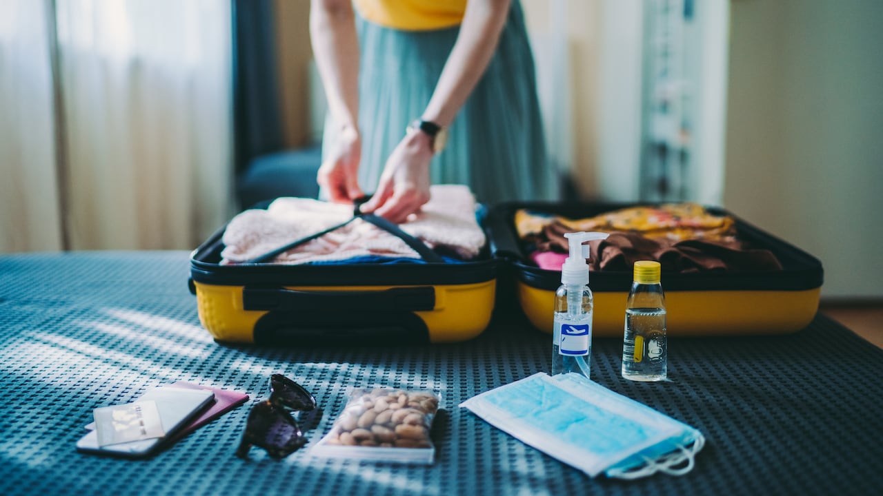 Hay alimentos que pueden llevarse en el equipaje durante un vuelo y otros que no.