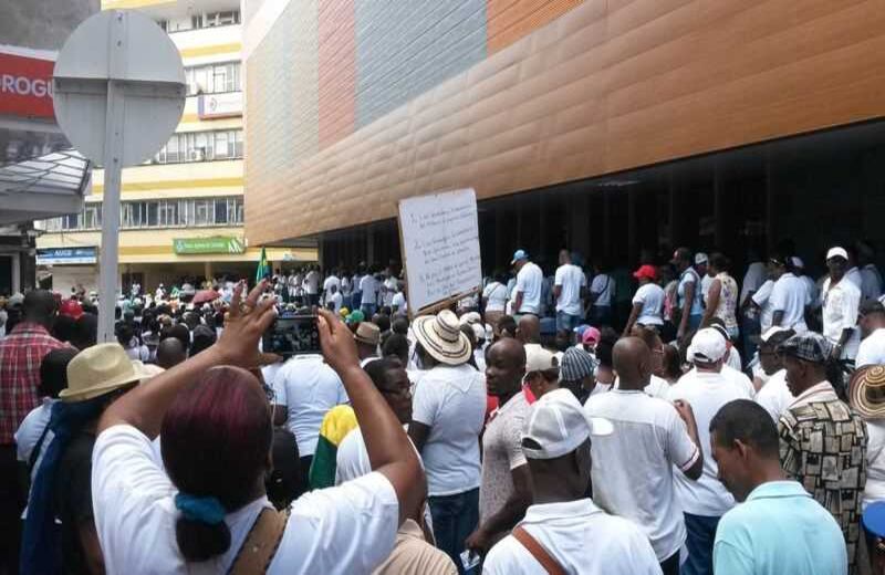 Los bancos también fueron cerrados por las manifestaciones. Foto: Tomada de @jsalgadov