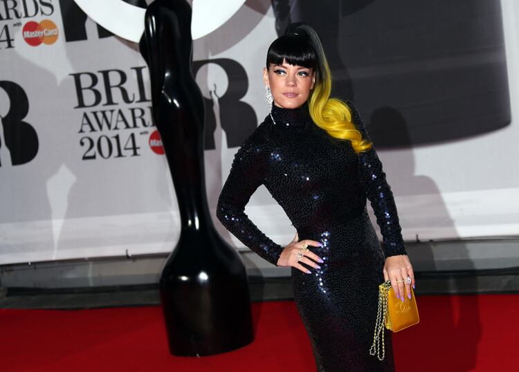 Lilly Allen, desafortunada elección del atuendo y del peinado y el tinte. Foto: AP