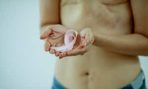 El Cáncer de Mama es enfermedad que afecta las células del tejido mamario que comienzan a crecer de manera descontrolada, lo que provoca la formación de un tumor, que, de no tratarse, tiene la capacidad de invadir otros órganos.