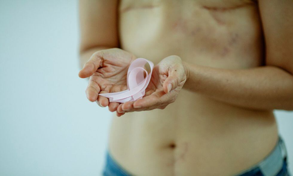 El Cáncer de Mama es enfermedad que afecta las células del tejido mamario que comienzan a crecer de manera descontrolada, lo que provoca la formación de un tumor, que, de no tratarse, tiene la capacidad de invadir otros órganos.