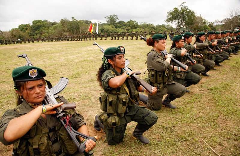 Las mujeres son casi la mitad de las Farc. Muchas de ellas son casi niñas. Su entrenamiento y actividades suelen ser iguales  a las de los hombres.