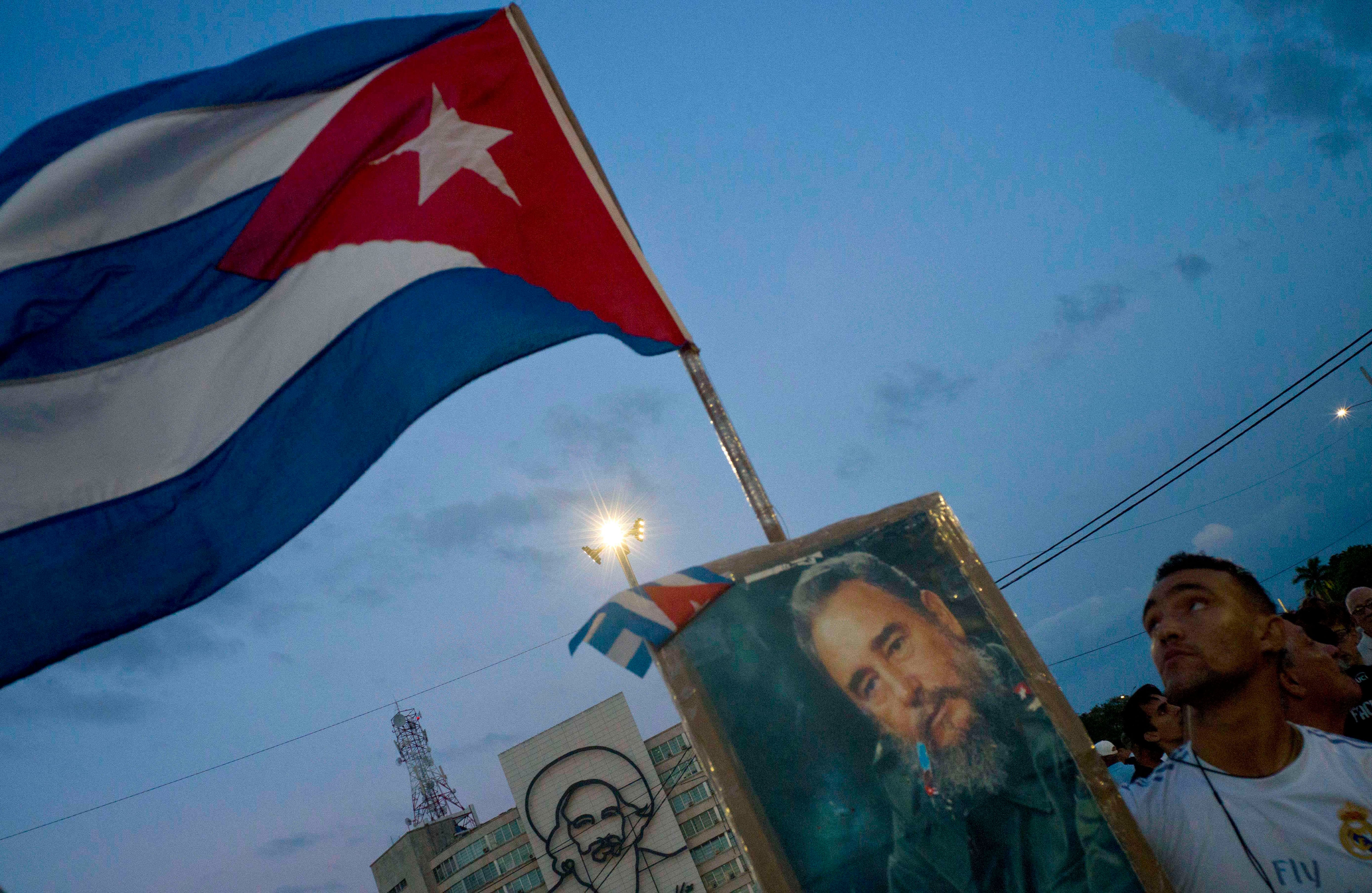 1Un hombre con el retrato de Fidel Castro durante los honores que se le hicieron al líder de la revolución Cubana en la plaza de la Habana. Foto: AP Photo/Ramon Espinosa.