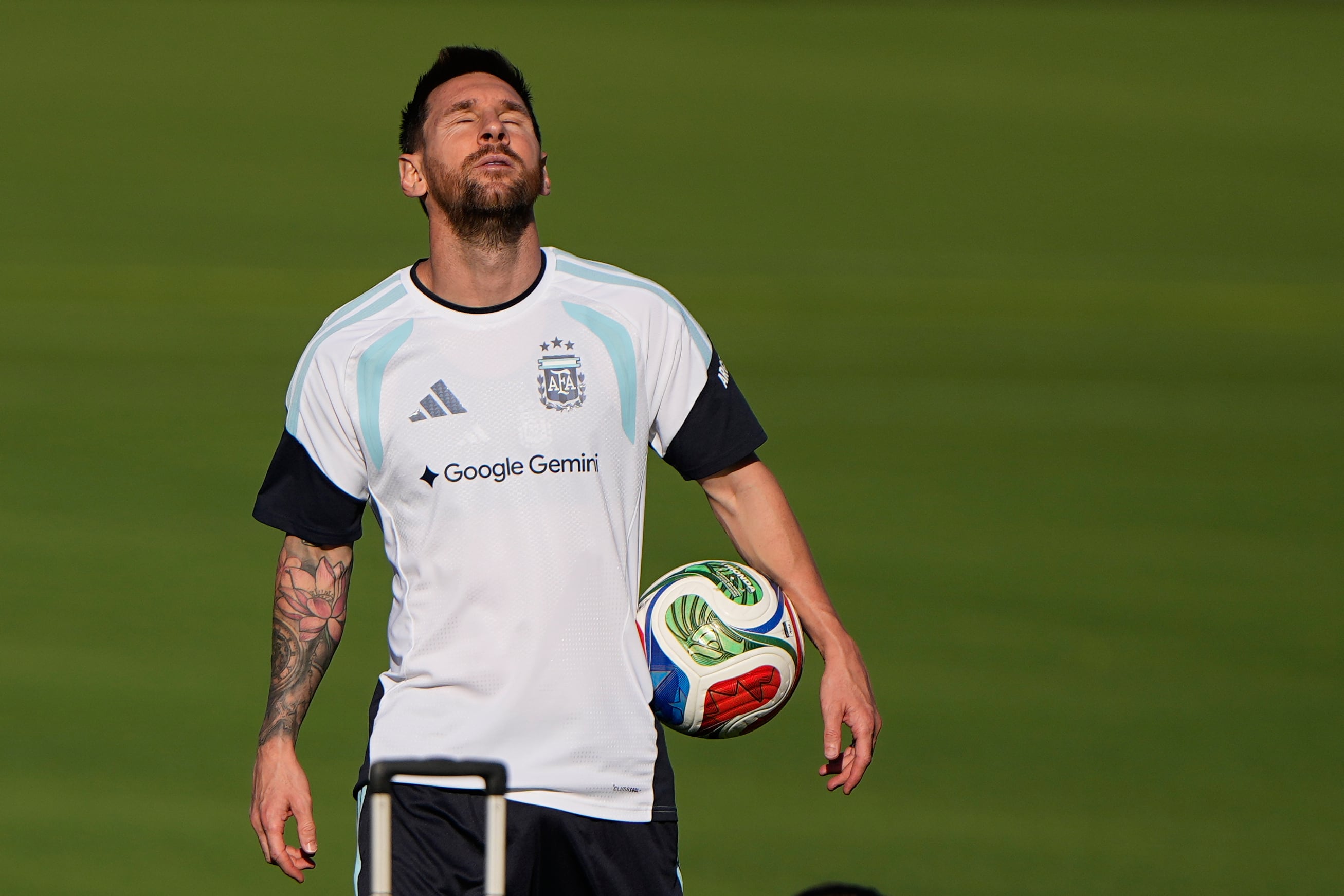El capitán argentino Lionel Messi durante una práctica para el Mundial, el jueves 11 junio de 2026, en Kansas City. (AP Foto/Charlie Riedel)