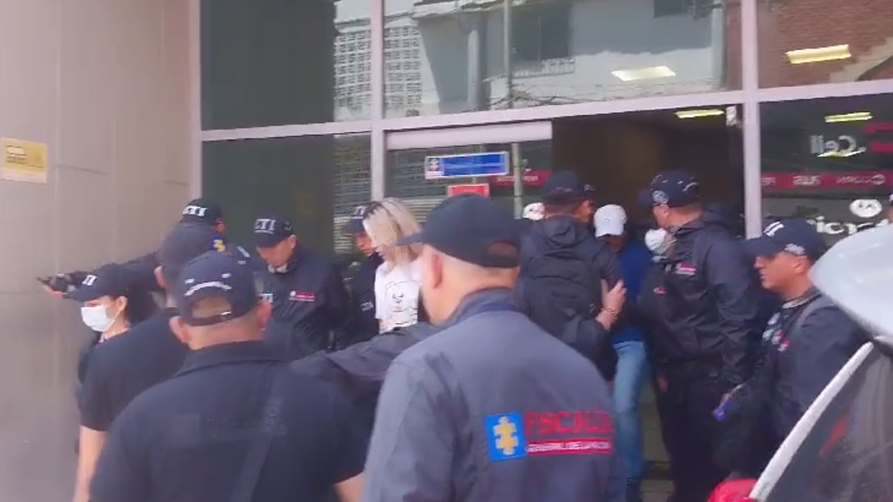 Los capturados salieron sobre las 11:00 de la mañana de la Fiscalía en Barranquilla. (Captura de pantalla)