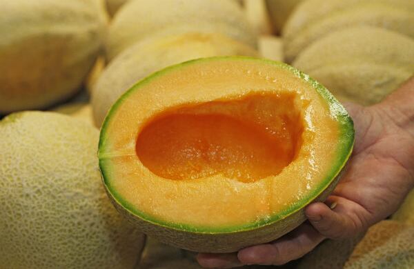 La Administración de Medicamentos y Alimentos de EE.UU. anunció el inicio de unas pruebas en melones para buscar elementos que produzcan enfermedad. (AP)