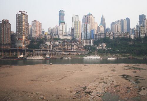 China sufre los efectos de su peor sequía en casi medio siglo. Las aguas del río Yangtsé, el más importante de China, están en mínimos históricos, como se aprecia en esta foto de su paso por Chongqing, en el suroeste del país. Crédito: BBC Mundo