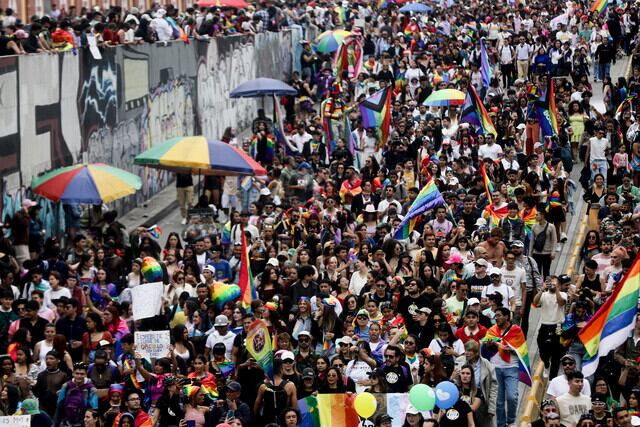 Miles de personas marcharon en Bogotá en apoyo a la comunidad LGBTIQ+ y para conmemorar el día del orgullo.