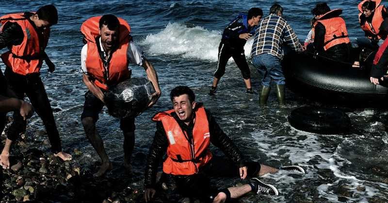  Los lanzaron a mar abierto en dos pequeñas balsas salvavidas.
