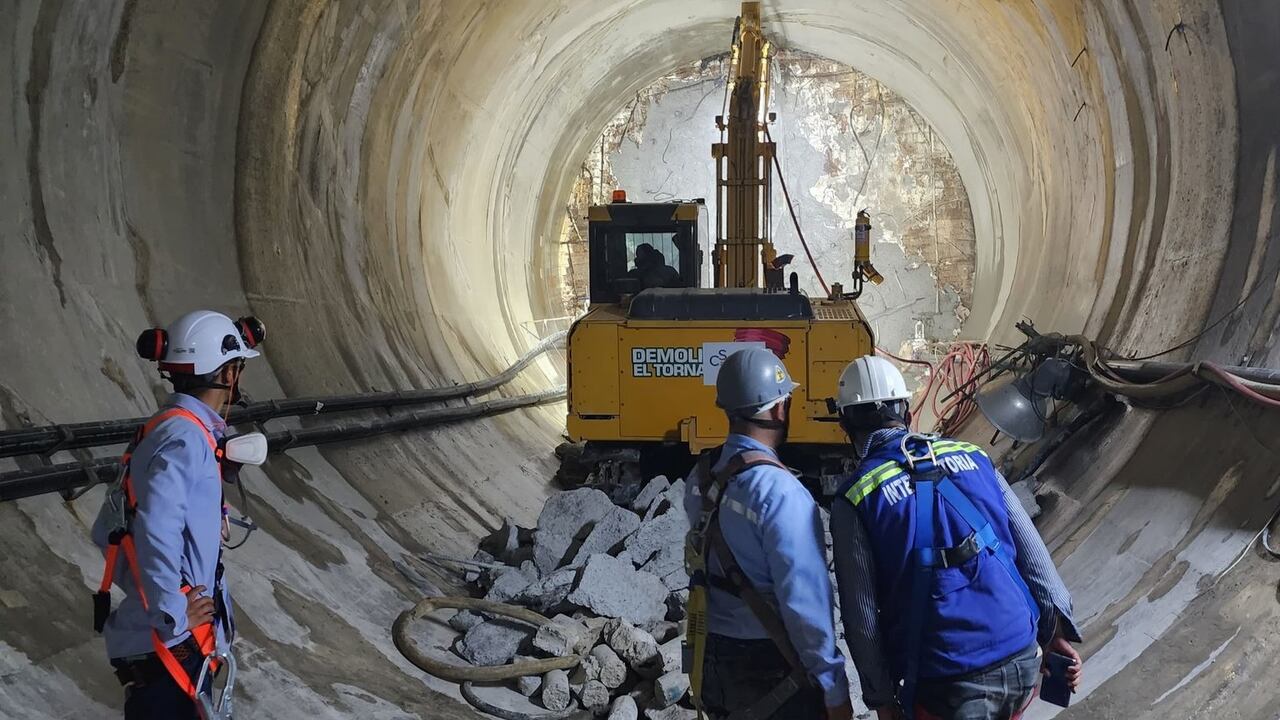 Hidroituango: La demolición del tapón de concreto de la conducción tres resultó ser un trabajo de alta complejidad técnica por las condiciones al interior de la caverna y la presión que genera el agua en este punto.