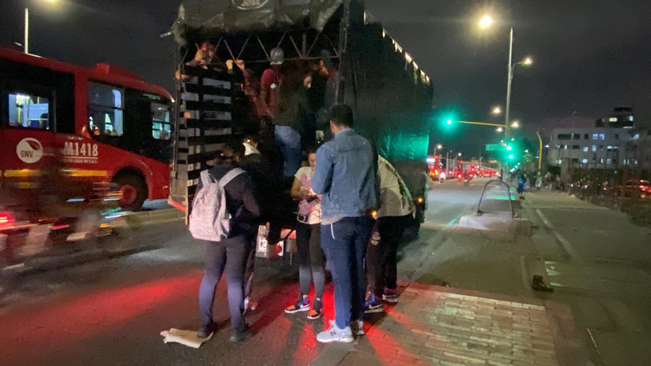 Tras el bloqueo en el sistema Transmilenio en el sur de Bogotá, usuarios deben “treparse” en camiones para llegar a sus casas