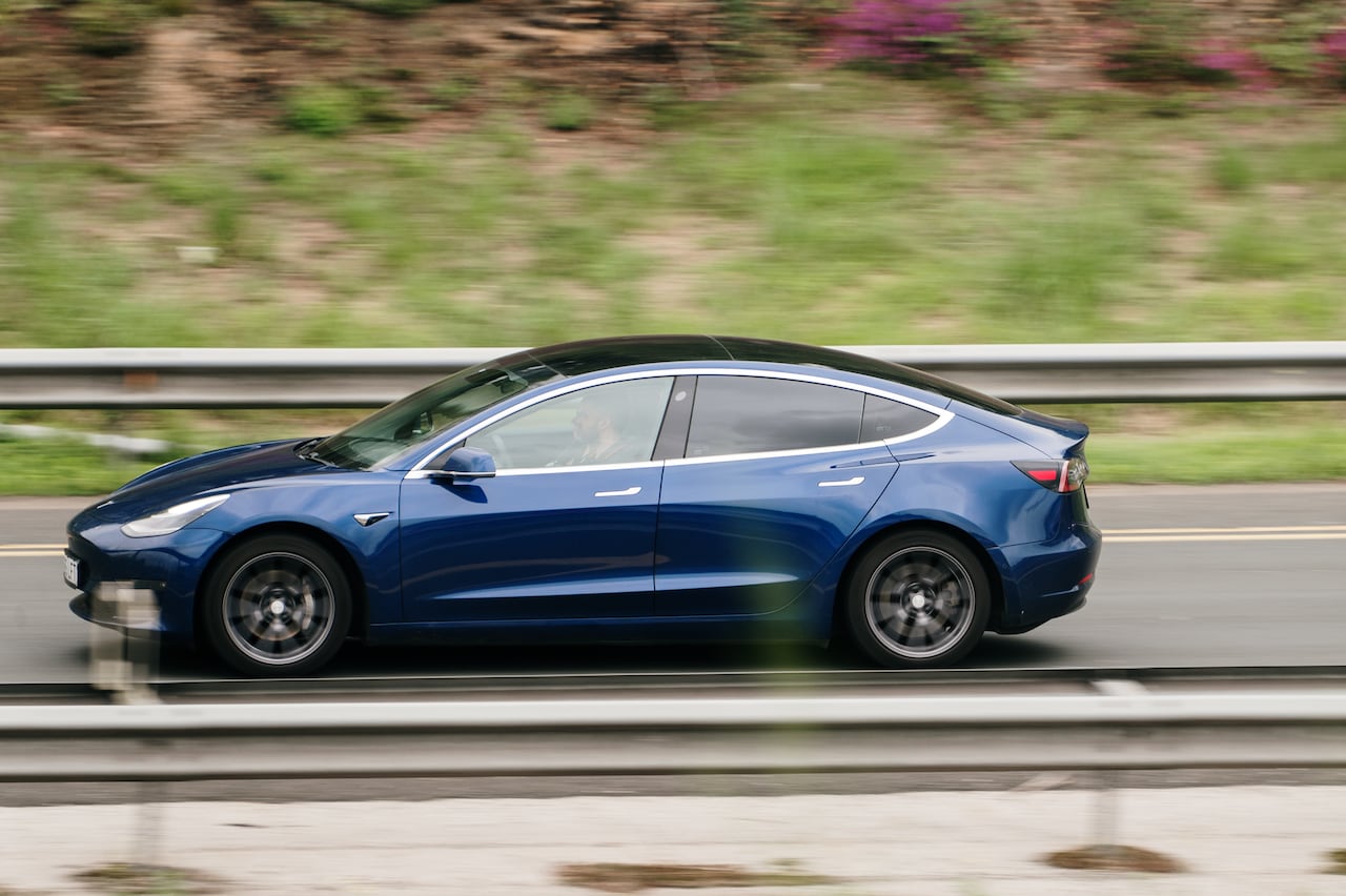 Tesla Model 3 , el modelo más económico de Tesla en Colombia.