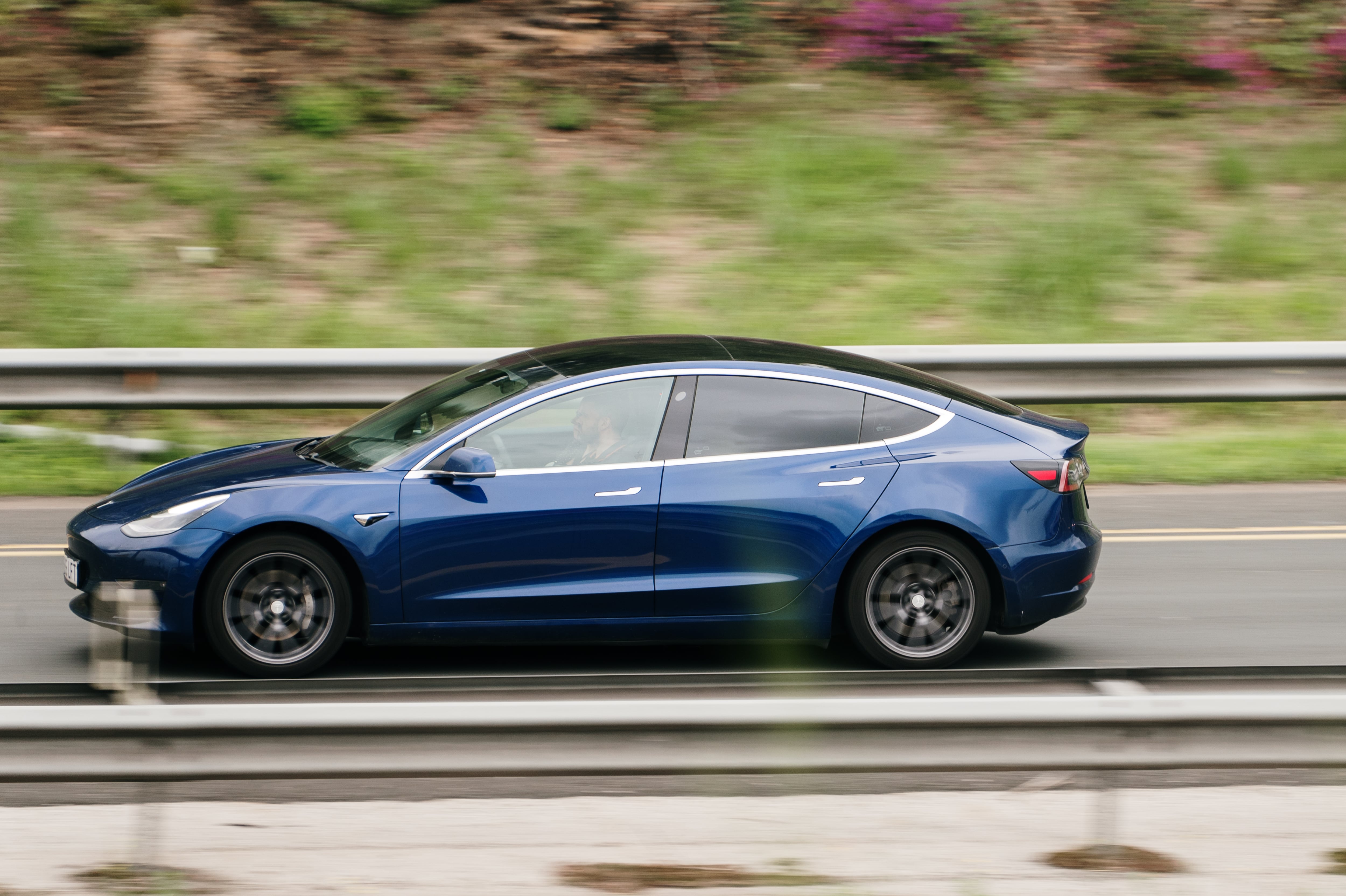 Tesla Model 3 , el modelo más económico de Tesla en Colombia.