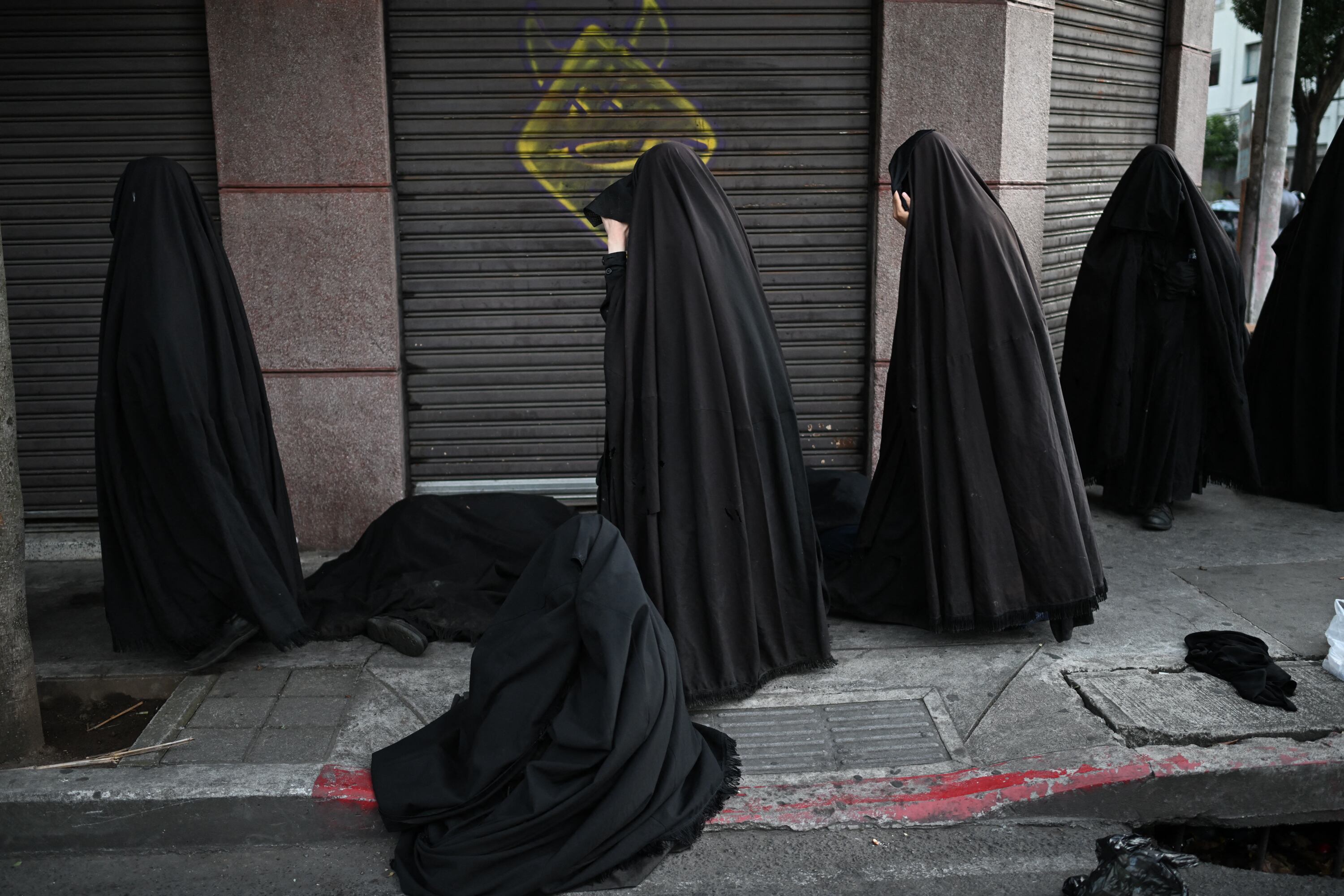Miembros de la comunidad judía Lev Tahor asisten a una protesta frente a la escuela de educación especial Alida España de Arana, donde las autoridades se llevaron a sus hijos en la Ciudad de Guatemala el 15 de enero de 2025. Según el Ministerio del Interior y la Fiscalía General de la República, 160 niños fueron rescatados de una finca perteneciente a la secta Lev Tahor, un grupo judío ultraortodoxo investigado por presunto abuso sexual de menores. (Foto de Johan ORDONEZ / AFP)