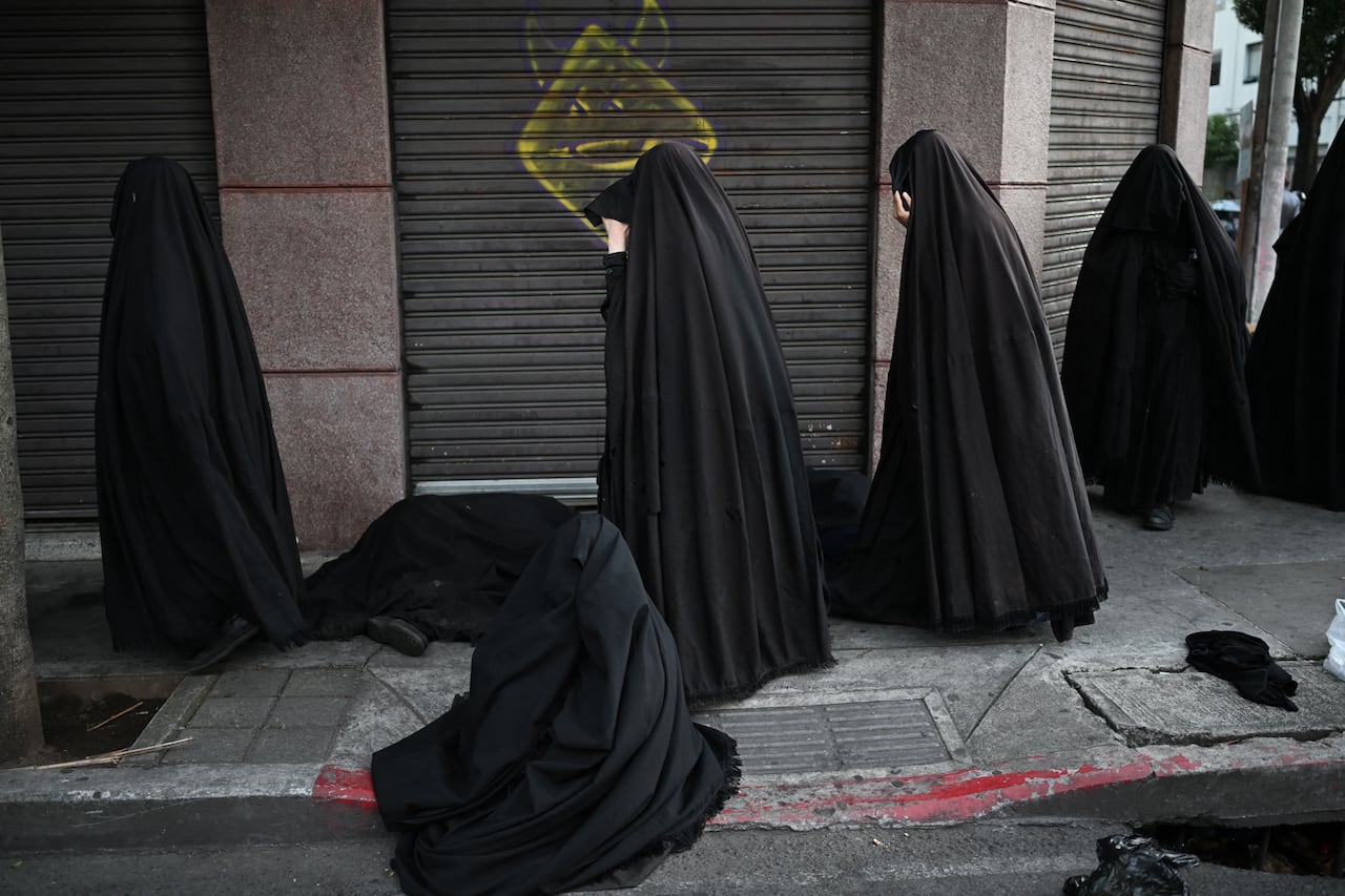 Miembros de la comunidad judía Lev Tahor asisten a una protesta frente a la escuela de educación especial Alida España de Arana, donde las autoridades se llevaron a sus hijos en la Ciudad de Guatemala el 15 de enero de 2025. Según el Ministerio del Interior y la Fiscalía General de la República, 160 niños fueron rescatados de una finca perteneciente a la secta Lev Tahor, un grupo judío ultraortodoxo investigado por presunto abuso sexual de menores. (Foto de Johan ORDONEZ / AFP)