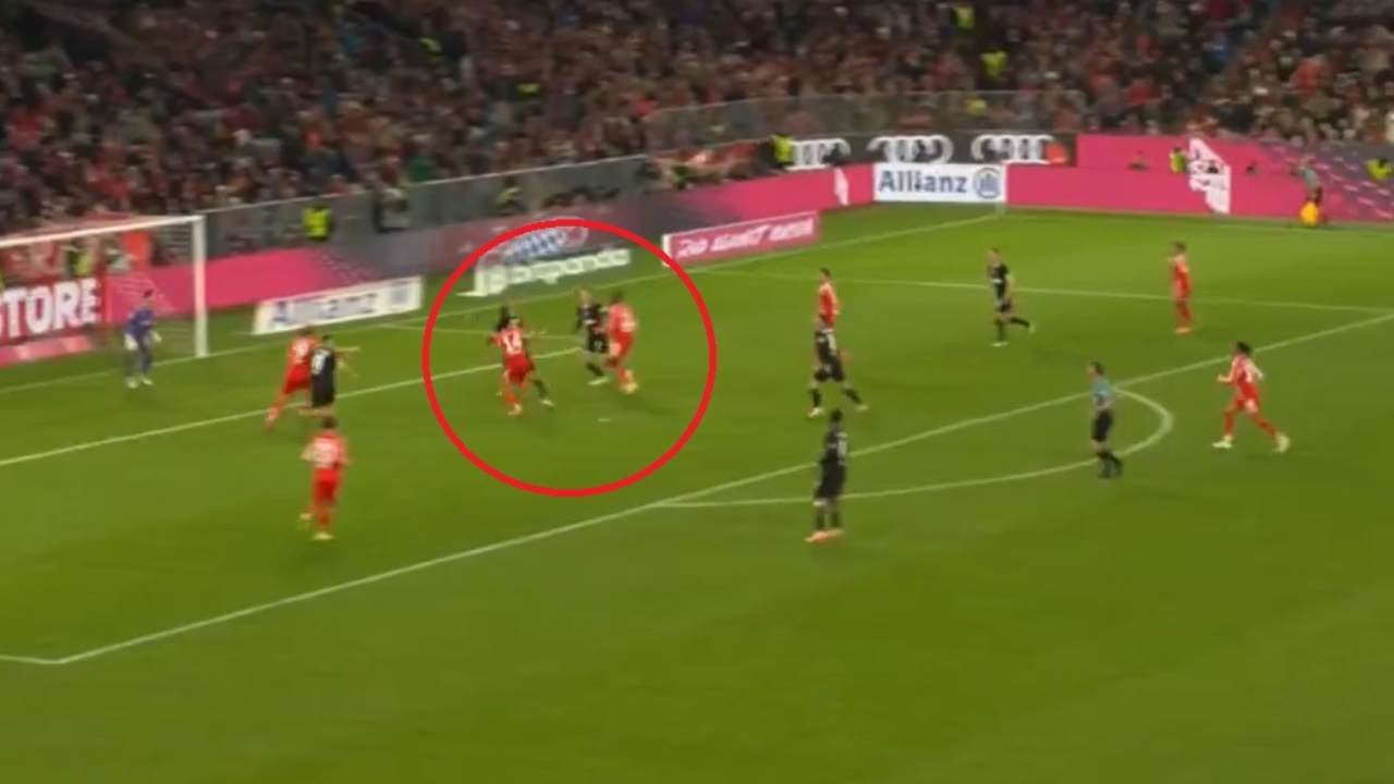 Momento exacto del cabezazo de Luis Díaz ante St. Pauli.