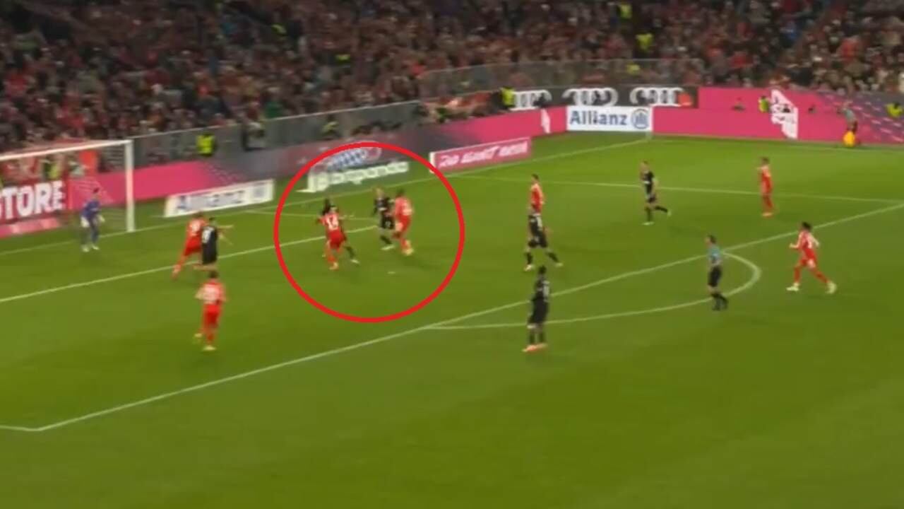 Momento exacto del cabezazo de Luis Díaz ante St. Pauli.