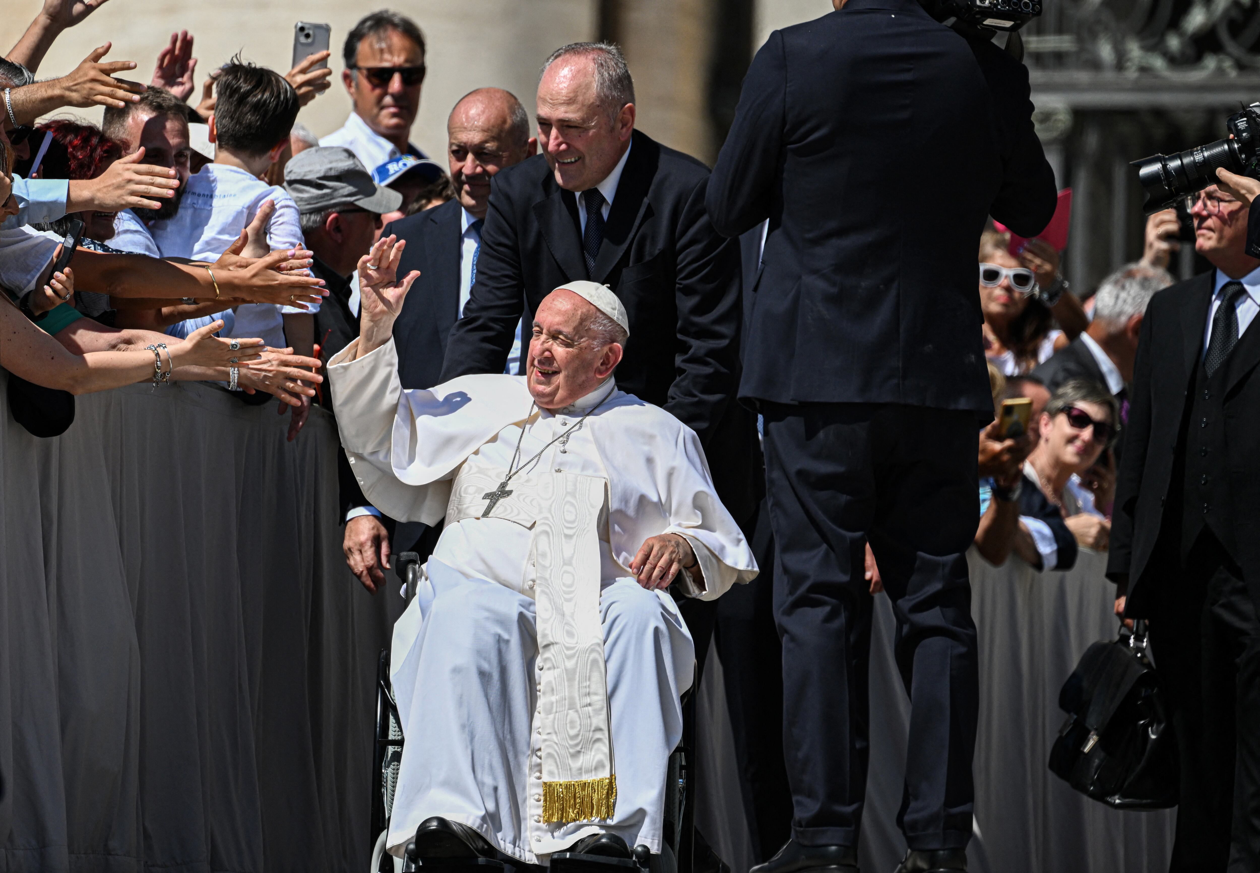 El papa Francisco, de 86 años, pasó una buena noche en el hospital Gemelli de Roma tras su operación de una hernia abdominal, dijo este jueves el Vaticano. (Photo by Andreas SOLARO / AFP)