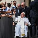 El papa Francisco, de 86 años, pasó una buena noche en el hospital Gemelli de Roma tras su operación de una hernia abdominal, dijo este jueves el Vaticano. (Photo by Andreas SOLARO / AFP)