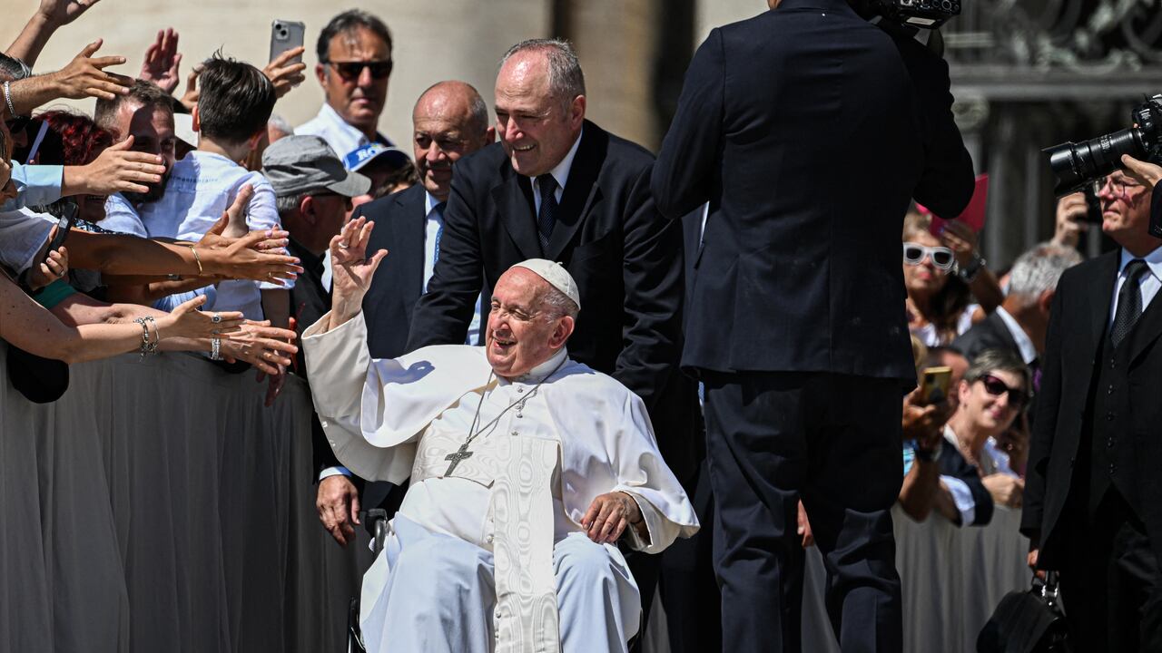 El papa Francisco, de 86 años, pasó una buena noche en el hospital Gemelli de Roma, tras su operación de una hernia abdominal, dijo este jueves el Vaticano. (Photo by Andreas SOLARO / AFP).