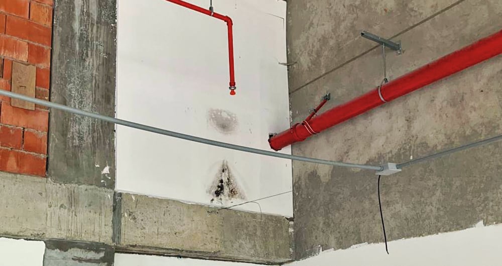 Los propietarios del megaproyecto que la Fundación Compartir dejó tirado, denunciaron que tienen que hacer maromas para no caer en las trampas mortales de la obra.  