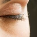 Sebe tener precaución con los párpados y los ojos porque son delicados.