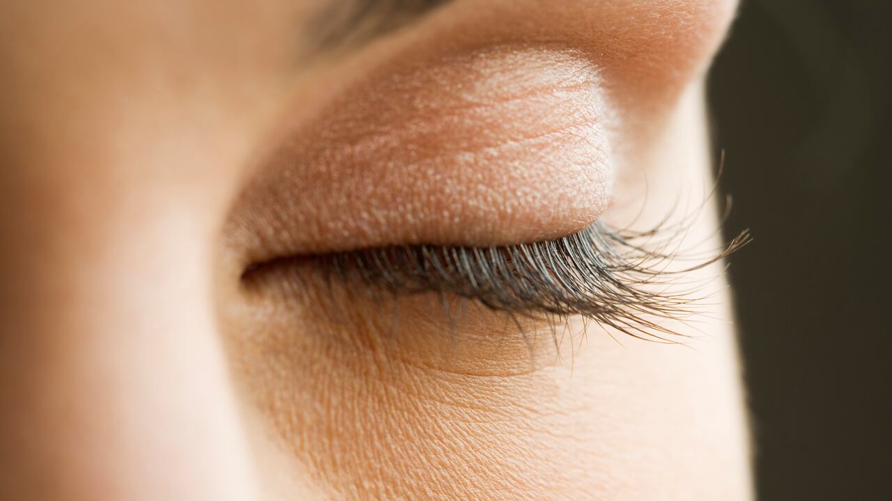 Los párpados son una parte del rostro que tiende a resecarse.