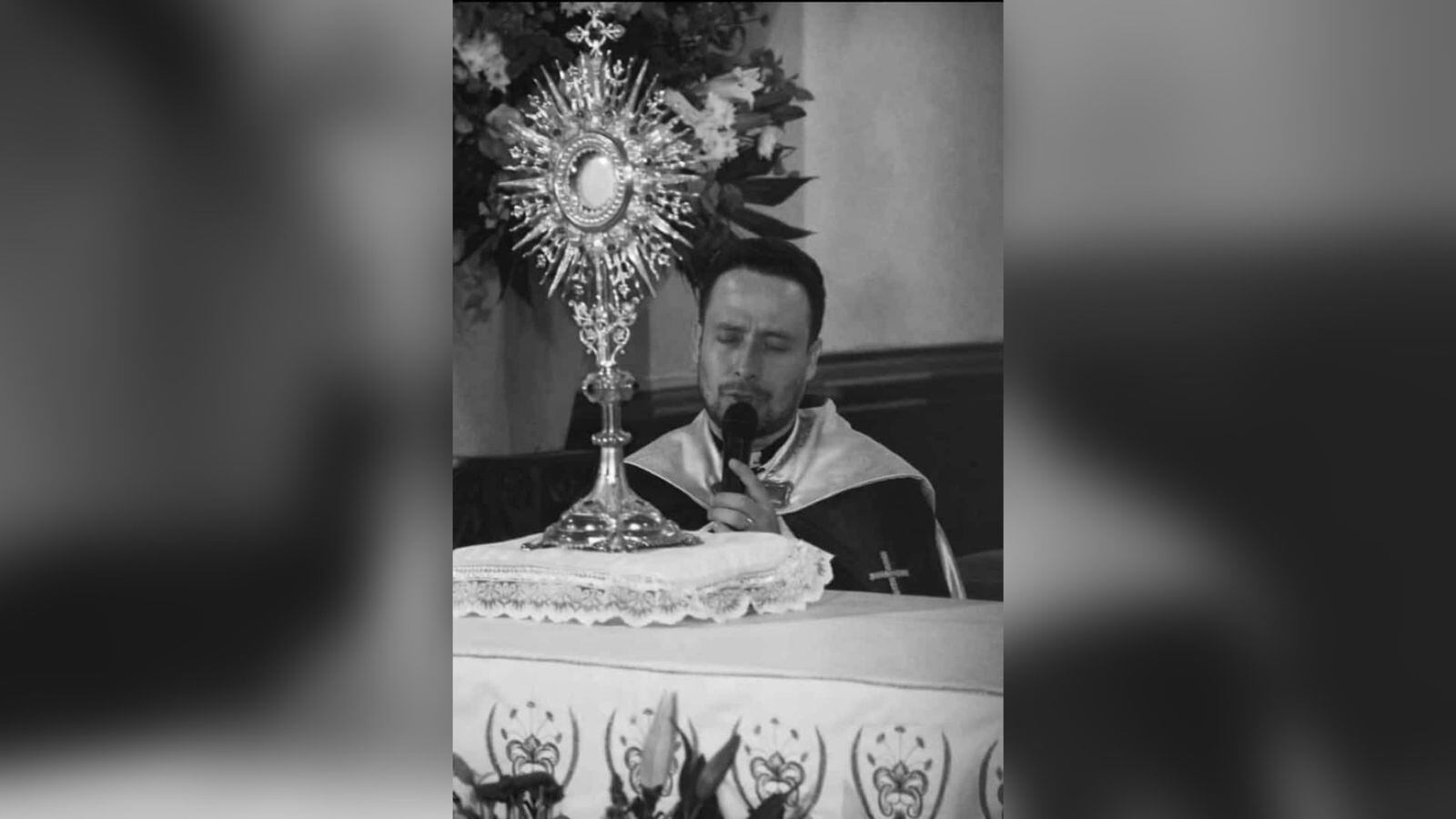 En redes sociales lamentan la muerte del religioso: "Que dolor dejas en nuestros corazones primito bello, parece mentira escuchar que ya no estarás más con nosotros".