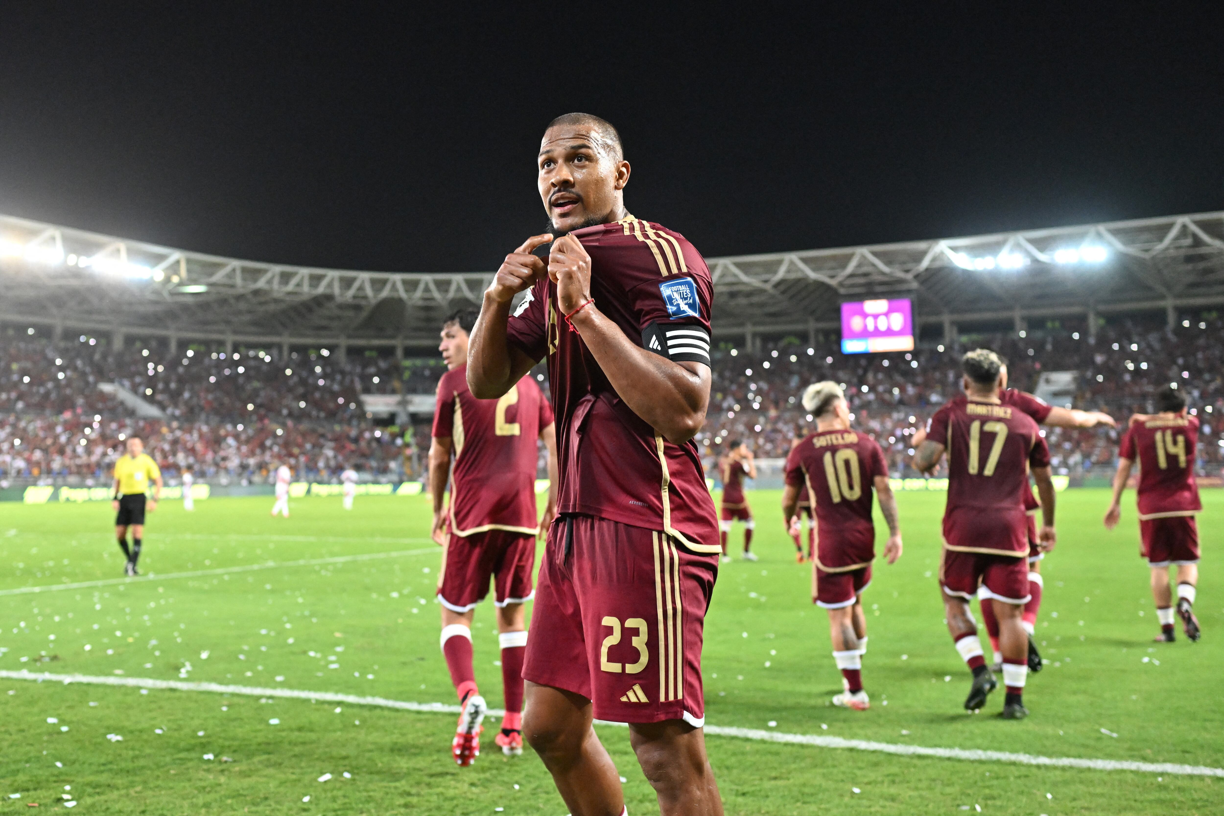 El delantero #23 de Venezuela, Salomón Rondón, celebra después de anotar durante el partido de fútbol de las eliminatorias sudamericanas de la Copa Mundial de la FIFA 2026.