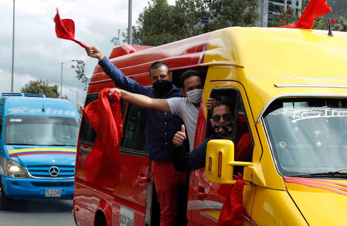  El transporte de pasajeros está restringido hasta tanto se controle la pandemia del coronavirus. Sin embargo, el gremio no aguanta más. Los conductores salieron a protestar usando el emblemático trapo rojo para reclamar ayudas del Gobierno. Foto: Guillermo Torres / SEMANA 