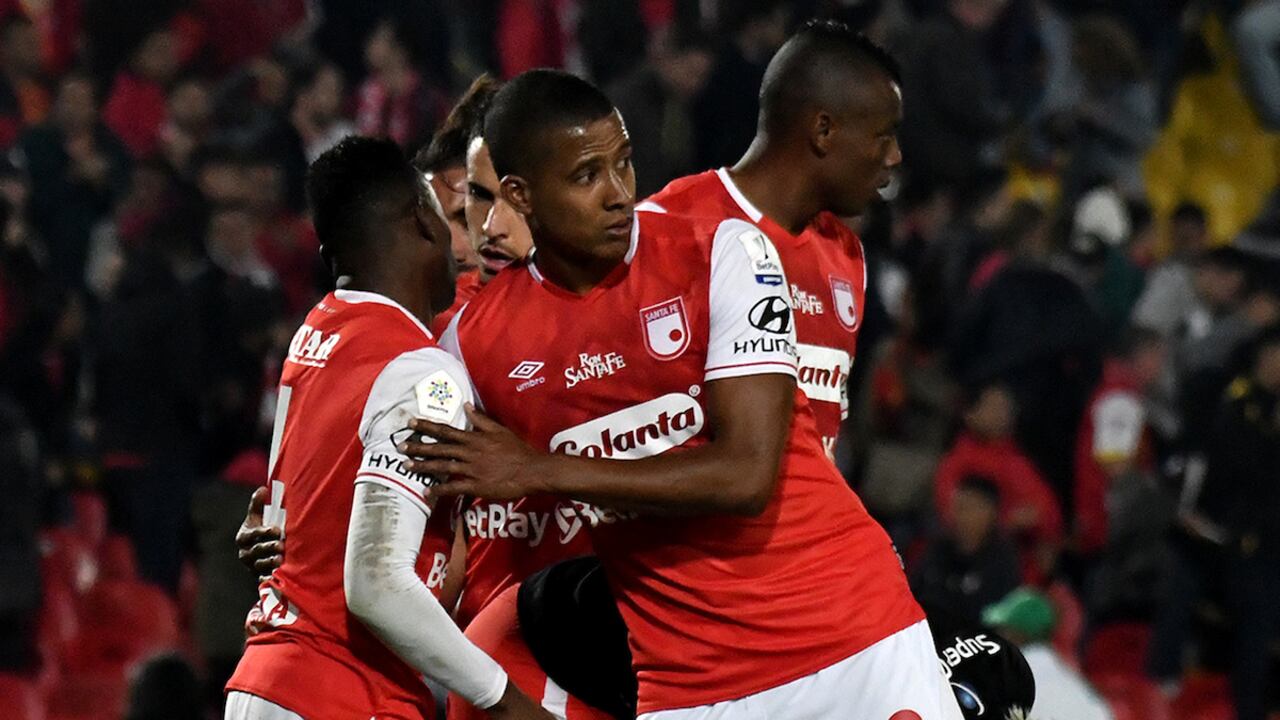 Jugadores de Independiente Santa Fe, celebran la victoria sobre America de Cali, al final de partido de la fecha 6 entre Independiente Santa Fe y America de Cali, por la Liga BetPLay DIMAYOR I 2020, en el estadio Nemesio Camacho El Campin de la ciudad de Bogota. / Players of Independiente Santa Fe, celebrate the victory to America de Cali, at the end of a match of the 6th date between Independiente Santa Fe and America de Cali, for the BetPlay DIMAYOR I Leguaje 2020 at the Nemesio Camacho El Campin Stadium in Bogota city. / Photo: VizzorImage / Luis Ramirez / Staff.