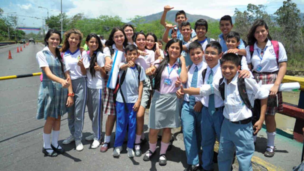 Más de 50 estudiantes cruzaron la frontera en buses que dispusieron para llevarlos hasta sus respectivos colegios.