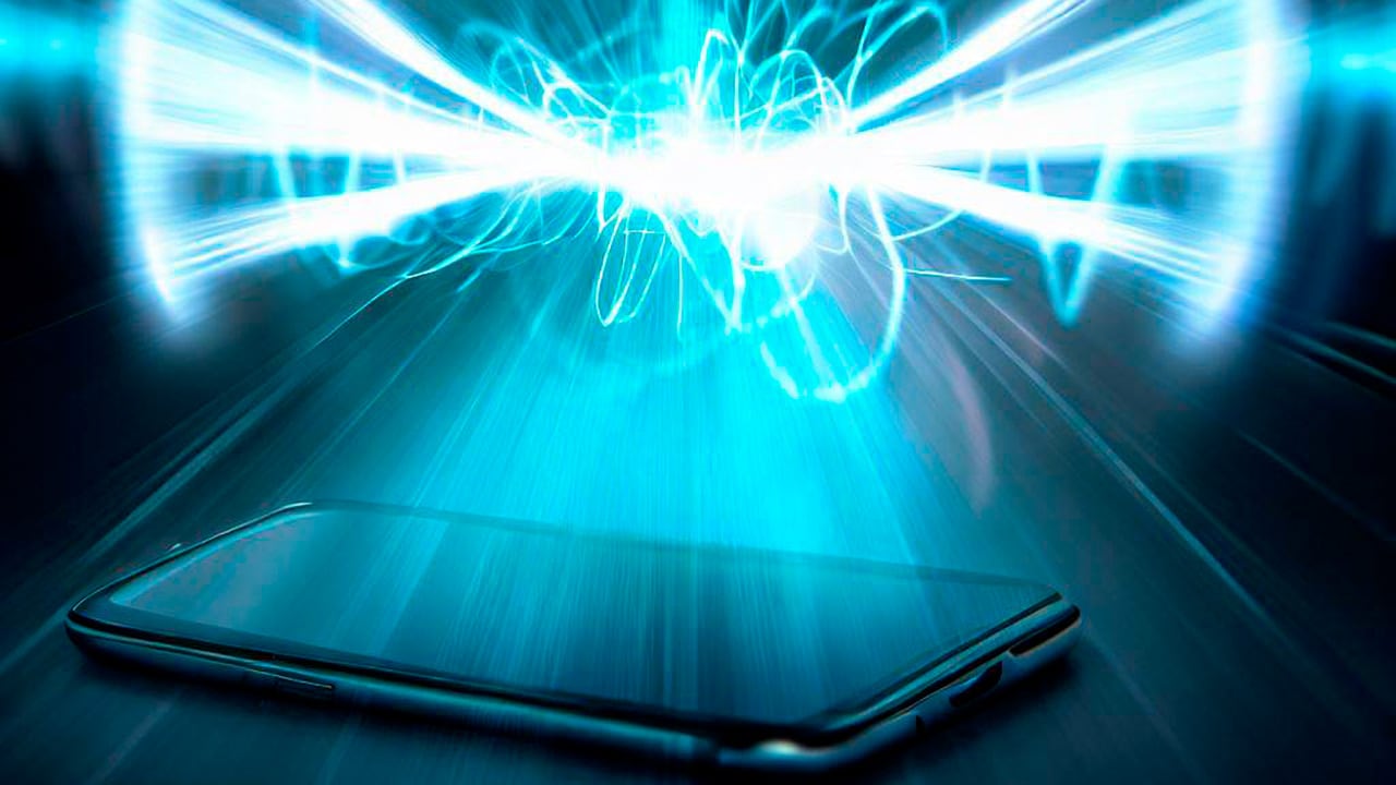 La limpieza de los parlantes puede ayudar a mejorar el sonido del teléfono.