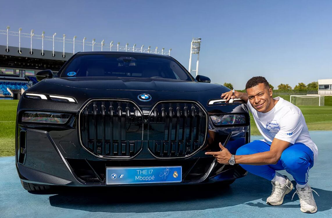 BMW entregó a los jugadores del primer equipo del Real Madrid la nueva flota de carros.