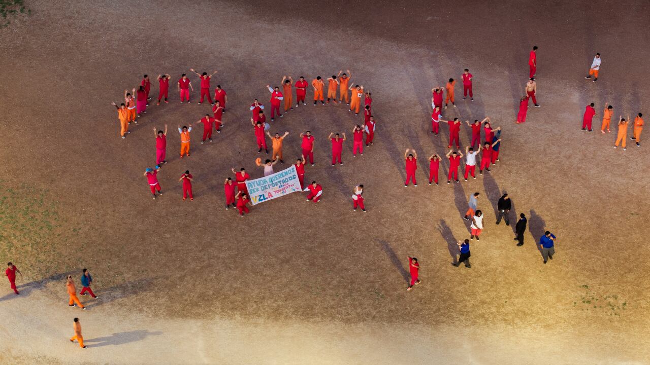 ANSON, TEXAS - 12 DE MAYO: En una vista aérea, reclusos forman un S.O.S. mientras exhiben una pancarta que dice "Ayuda, queremos ser deportados, no somos terroristas, S.O.S.", en el patio del Centro de Detención Bluebonnet el 12 de mayo de 2025 en Anson, Texas. El Servicio de