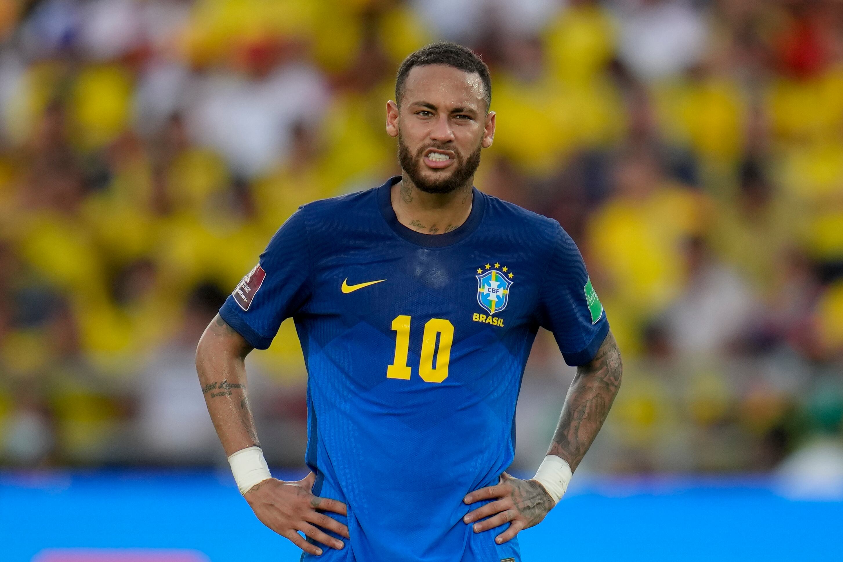 El delantero brasileño Neymar gesticula durante el empate 0-0 contra Colombia por las eliminatorias del Mundial, el domingo 10 de octubre de 2021, en Barranquilla. (AP Foto/Fernando Vergara)