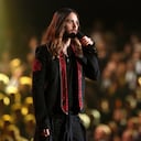 Otro de nuestros favoritos: el actor y cantante Jared Leto, con su traje negro de formas asimétricas y los apliques rojos lo hacen ver rebelde y sexy/AP