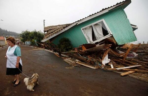 Destruidas quedaron viviendas, calles y vehículos a lo largo de varias vías de este país. El número de muertos aumenta cada vez más. Son las consecuencias de un terremoto de 8,8 grados de magnitud que sacudió a Chile en la madrugada del sábado 27 de febrero de 2010.