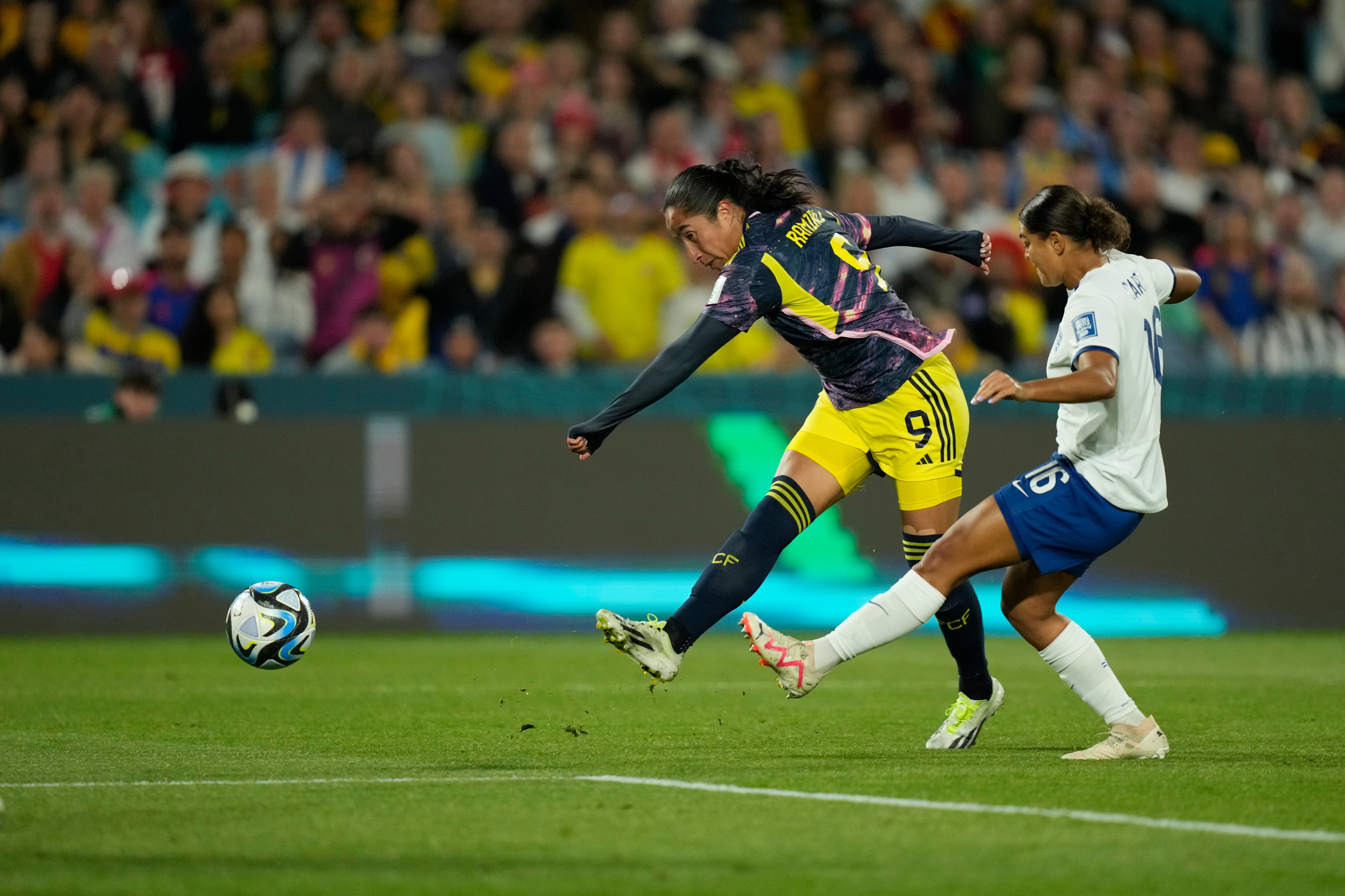 La colombiana Mayra Ramírez intenta anotar durante el partido de cuartos de final de la Copa Mundial Femenina de fútbol entre Inglaterra y Colombia en el Estadio Australia en Sídney, Australia, el sábado 12 de agosto de 2023. (Foto AP/Rick Rycroft)