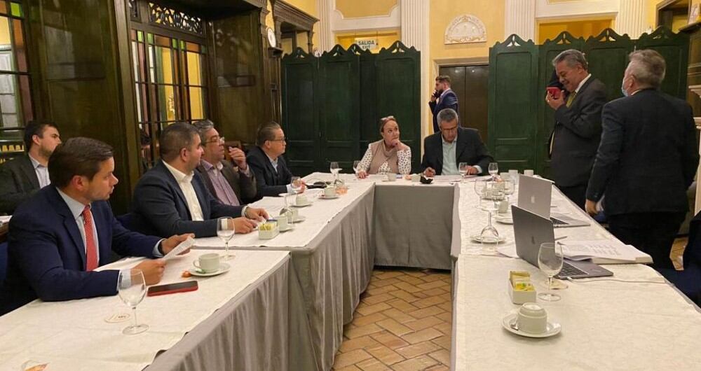 En una reunión, un grupo de liberales buscó convencer a sus colegas de irse con Petro.