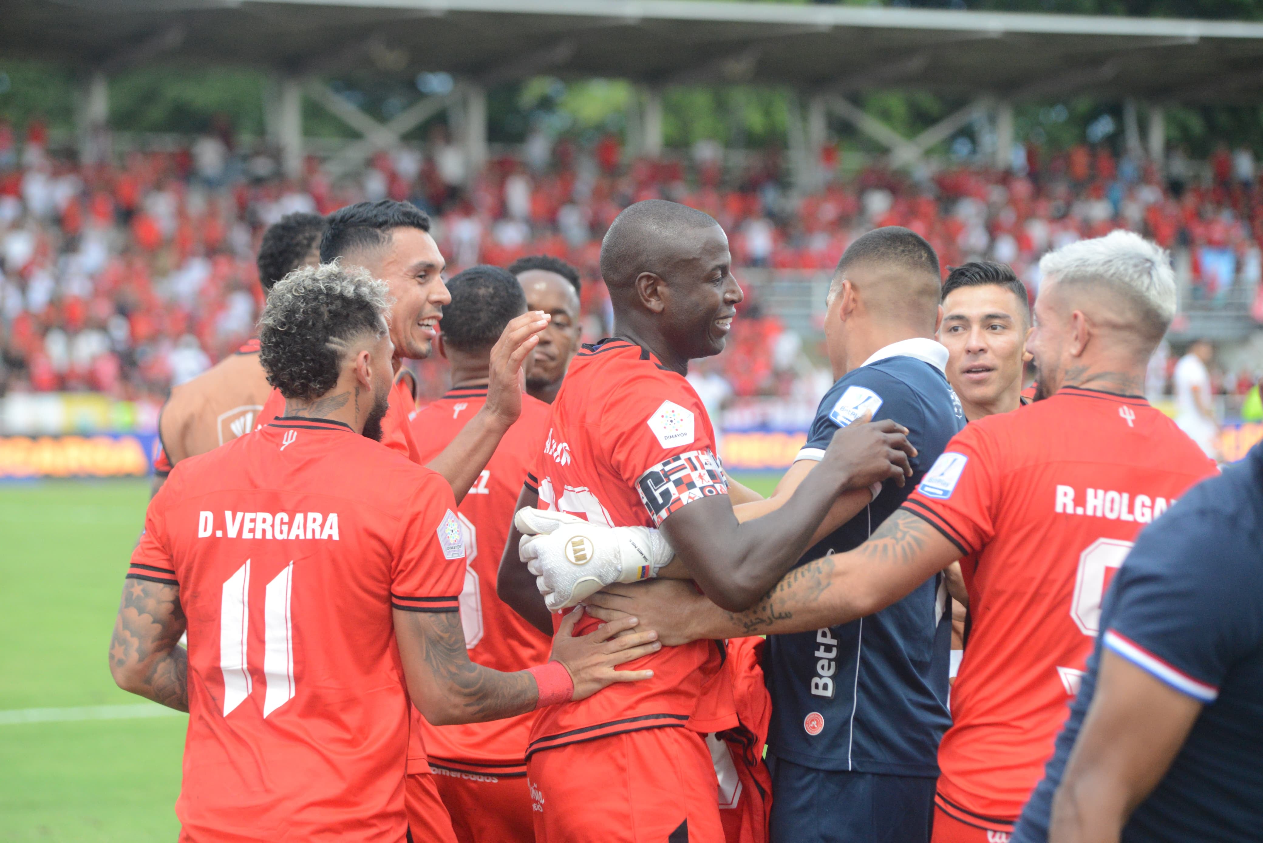 Adrián Ramos marcó su gol 100 con América.