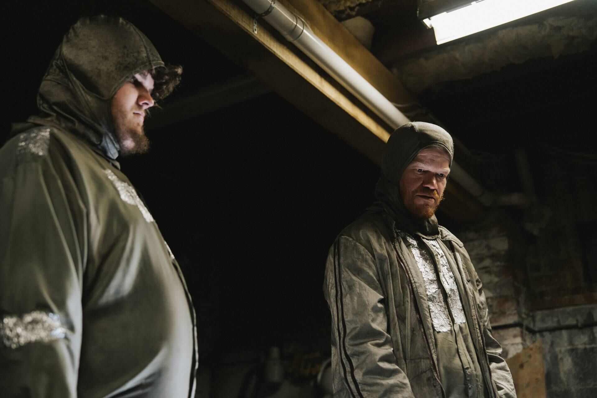 Jesse Plemons y Aidan Delbis en 'Bugonia'.