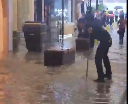 Las fuertes lluvias en Bogotá dejaron afectaciones en el centro comercial Unicentro.